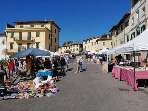 Angolo Antiquariato — mercatino a Prato (Toscana)